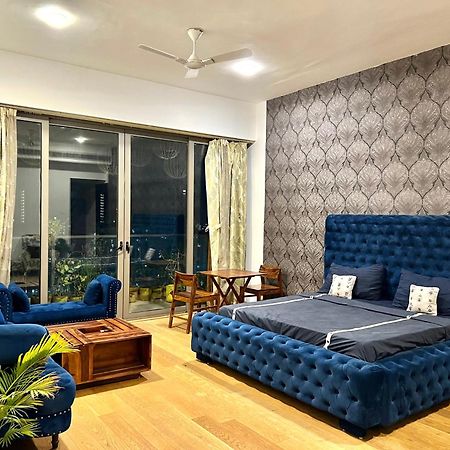 Luxury Master Bedroom With Bathtub N Private Entry Gurgaon Exterior foto