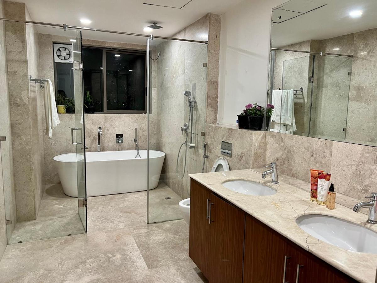 Luxury Master Bedroom With Bathtub N Private Entry Gurgaon Exterior foto